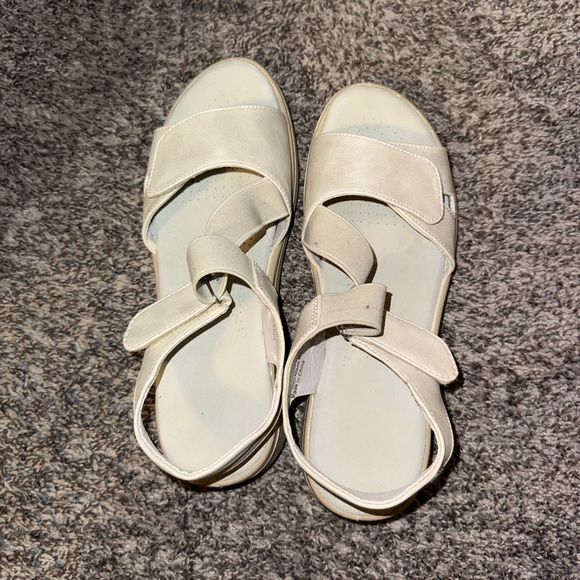 NWOT Women's faux leather Cream Sandals size 9 - Picture 2 of 4